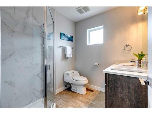 65 30 Avenue Sw, Calgary, AB - Indoor Photo Showing Bathroom