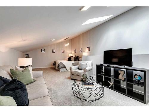 65 30 Avenue Sw, Calgary, AB - Indoor Photo Showing Living Room