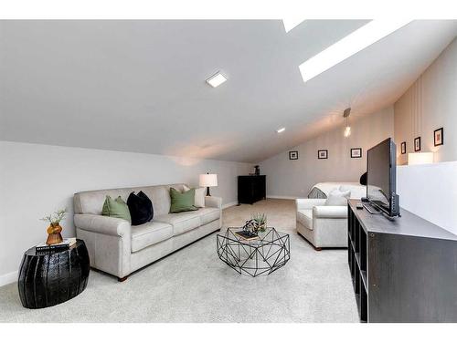 65 30 Avenue Sw, Calgary, AB - Indoor Photo Showing Living Room