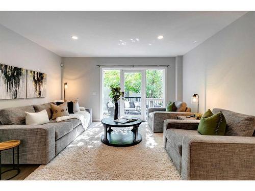 65 30 Avenue Sw, Calgary, AB - Indoor Photo Showing Living Room