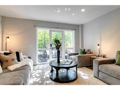 65 30 Avenue Sw, Calgary, AB - Indoor Photo Showing Living Room