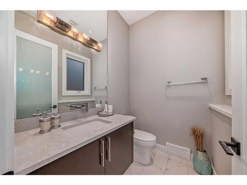 615 19 Avenue Nw, Calgary, AB - Indoor Photo Showing Bathroom