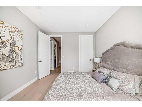 615 19 Avenue Nw, Calgary, AB - Indoor Photo Showing Bedroom