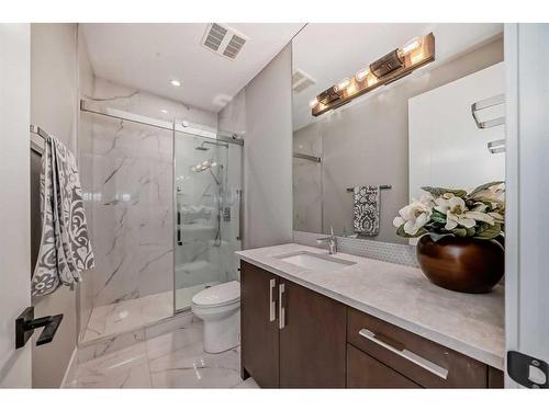 615 19 Avenue Nw, Calgary, AB - Indoor Photo Showing Bathroom