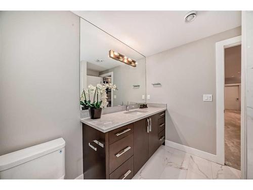 615 19 Avenue Nw, Calgary, AB - Indoor Photo Showing Bathroom