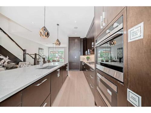 615 19 Avenue Nw, Calgary, AB - Indoor Photo Showing Kitchen With Upgraded Kitchen