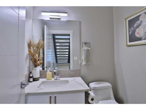 514 28 Avenue Nw, Calgary, AB - Indoor Photo Showing Bathroom