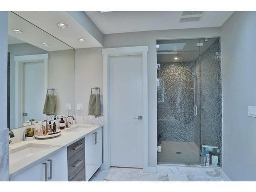 514 28 Avenue Nw, Calgary, AB - Indoor Photo Showing Bathroom