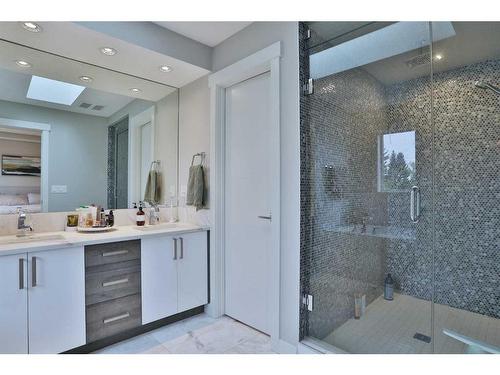 514 28 Avenue Nw, Calgary, AB - Indoor Photo Showing Bathroom