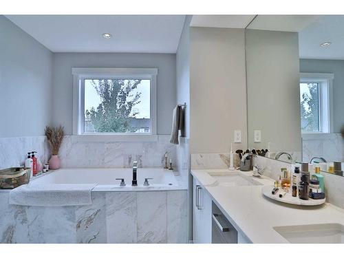 514 28 Avenue Nw, Calgary, AB - Indoor Photo Showing Bathroom