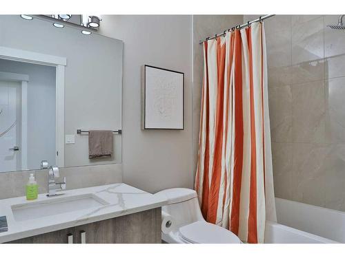 514 28 Avenue Nw, Calgary, AB - Indoor Photo Showing Bathroom