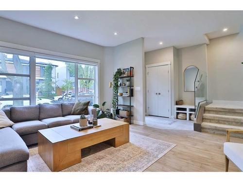 514 28 Avenue Nw, Calgary, AB - Indoor Photo Showing Living Room