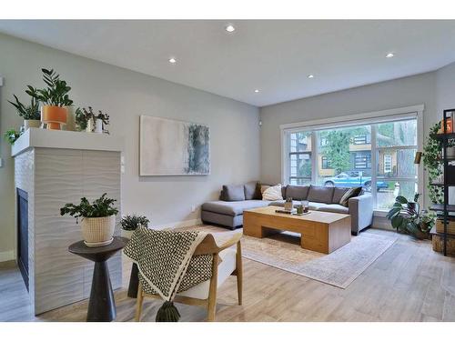 514 28 Avenue Nw, Calgary, AB - Indoor Photo Showing Living Room