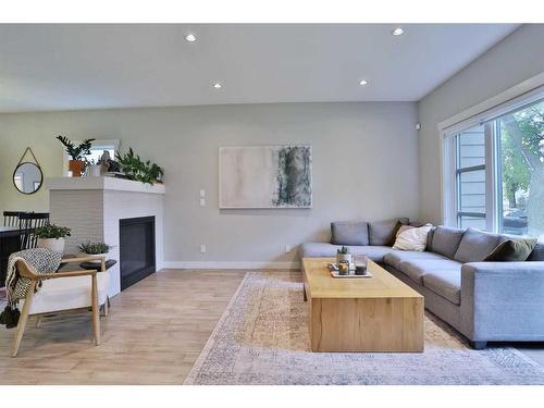 514 28 Avenue Nw, Calgary, AB - Indoor Photo Showing Living Room