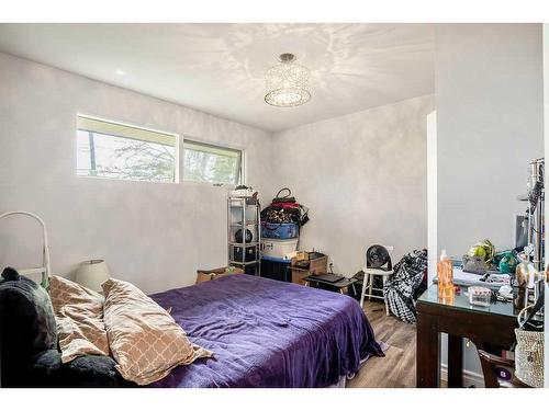 1028 Trafford Drive Nw, Calgary, AB - Indoor Photo Showing Bedroom