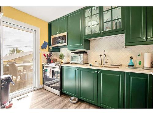 1028 Trafford Drive Nw, Calgary, AB - Indoor Photo Showing Kitchen