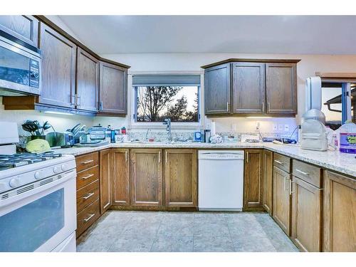 3235 100 Street Se, Calgary, AB - Indoor Photo Showing Kitchen