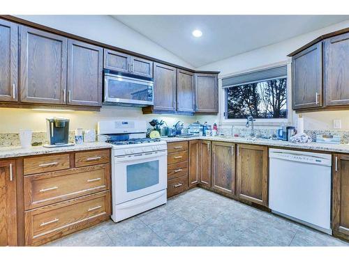 3235 100 Street Se, Calgary, AB - Indoor Photo Showing Kitchen