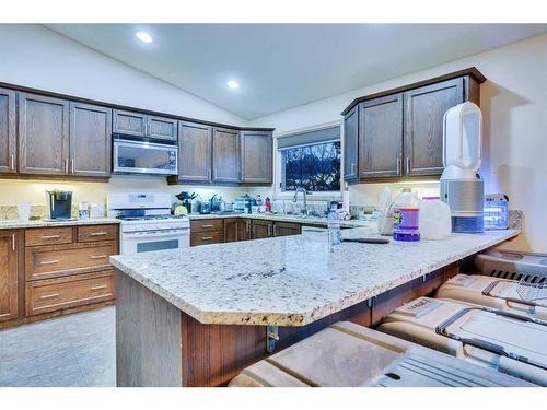 3235 100 Street Se, Calgary, AB - Indoor Photo Showing Kitchen