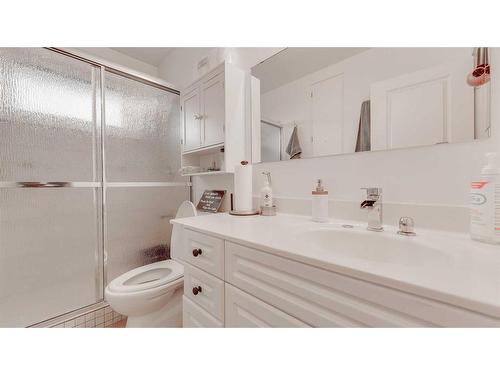 5215 8 Avenue Sw, Calgary, AB - Indoor Photo Showing Bathroom