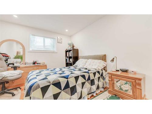 5215 8 Avenue Sw, Calgary, AB - Indoor Photo Showing Bedroom