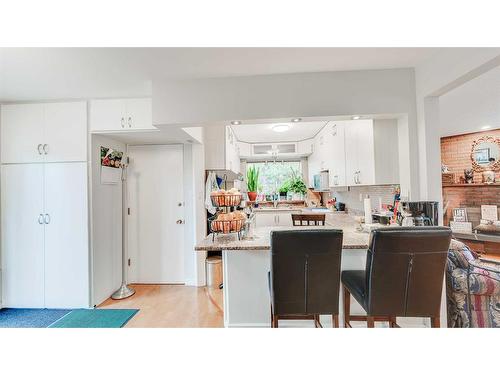 5215 8 Avenue Sw, Calgary, AB - Indoor Photo Showing Kitchen