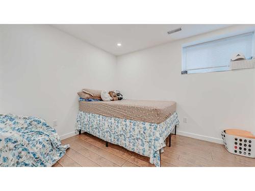 5215 8 Avenue Sw, Calgary, AB - Indoor Photo Showing Bedroom