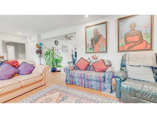 5215 8 Avenue Sw, Calgary, AB - Indoor Photo Showing Living Room