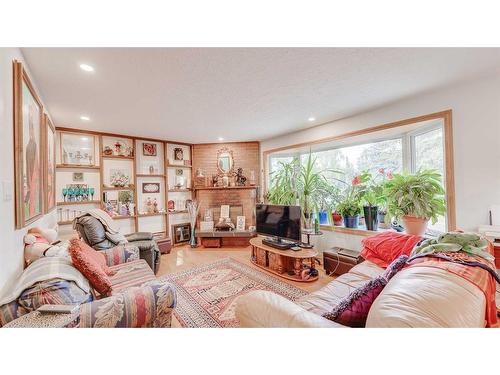 5215 8 Avenue Sw, Calgary, AB - Indoor Photo Showing Living Room