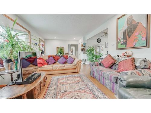 5215 8 Avenue Sw, Calgary, AB - Indoor Photo Showing Living Room