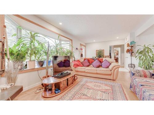 5215 8 Avenue Sw, Calgary, AB - Indoor Photo Showing Living Room