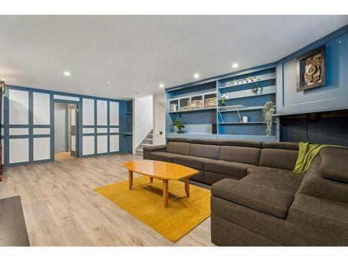 8240 10 Street Sw, Calgary, AB - Indoor Photo Showing Living Room