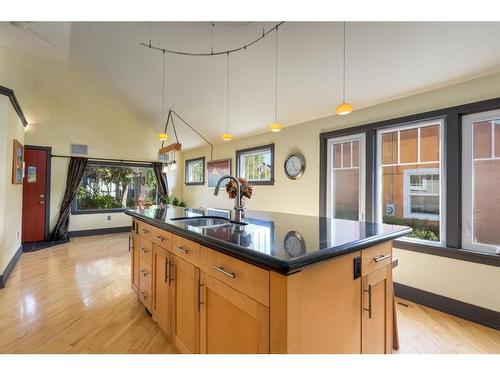 729 18 Avenue Nw, Calgary, AB - Indoor Photo Showing Kitchen With Double Sink