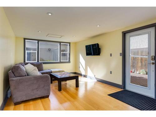 729 18 Avenue Nw, Calgary, AB - Indoor Photo Showing Living Room