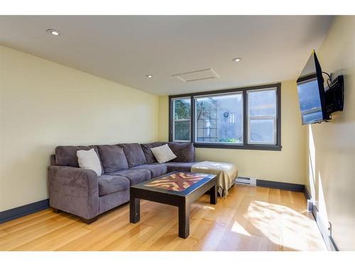 729 18 Avenue Nw, Calgary, AB - Indoor Photo Showing Living Room