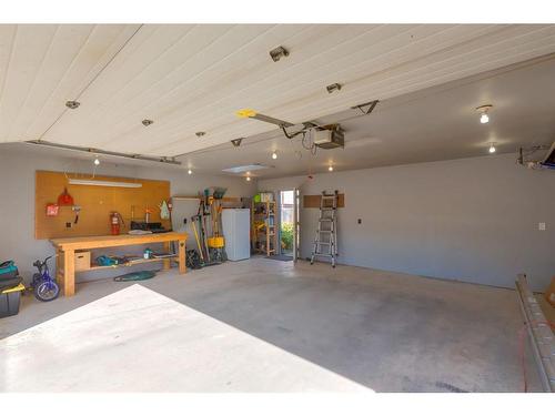 729 18 Avenue Nw, Calgary, AB - Indoor Photo Showing Garage