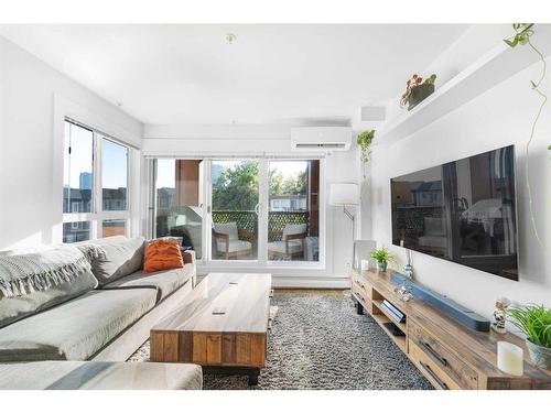 229-510 Edmonton Trail Ne, Calgary, AB - Indoor Photo Showing Living Room