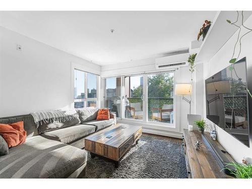 229-510 Edmonton Trail Ne, Calgary, AB - Indoor Photo Showing Living Room