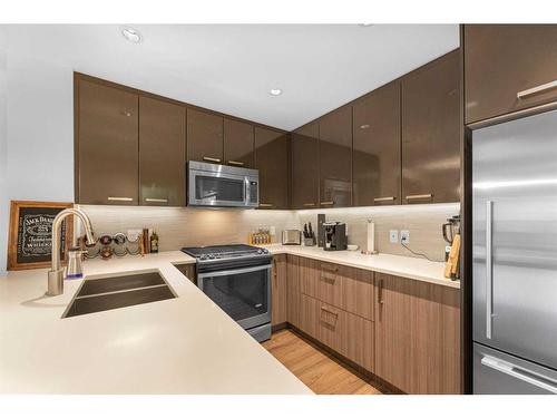 229-510 Edmonton Trail Ne, Calgary, AB - Indoor Photo Showing Kitchen With Stainless Steel Kitchen With Double Sink With Upgraded Kitchen