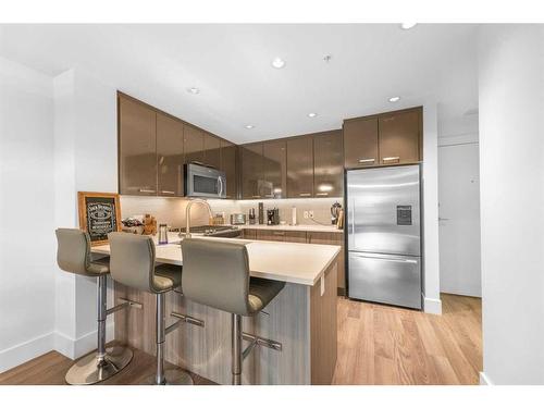 229-510 Edmonton Trail Ne, Calgary, AB - Indoor Photo Showing Kitchen With Stainless Steel Kitchen With Upgraded Kitchen