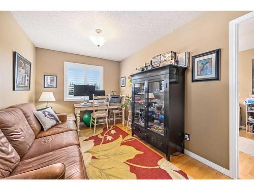 35 Royal Oak Gardens Nw, Calgary, AB - Indoor Photo Showing Living Room