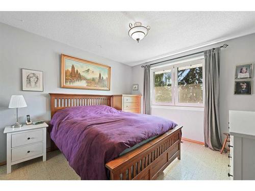 627 78 Avenue Nw, Calgary, AB - Indoor Photo Showing Bedroom