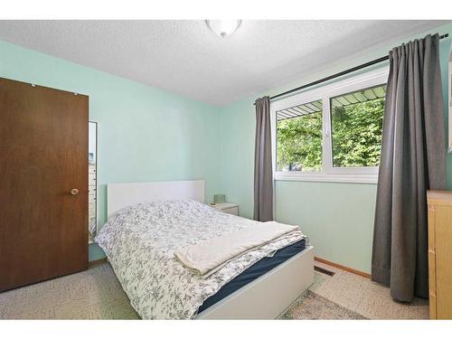 627 78 Avenue Nw, Calgary, AB - Indoor Photo Showing Bedroom