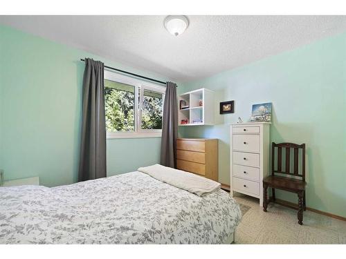 627 78 Avenue Nw, Calgary, AB - Indoor Photo Showing Bedroom