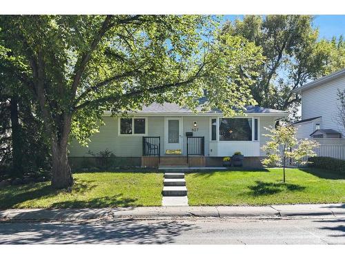 627 78 Avenue Nw, Calgary, AB - Outdoor With Facade