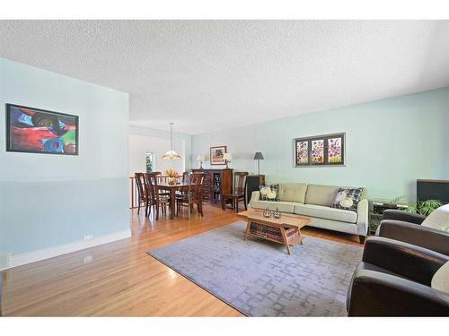 627 78 Avenue Nw, Calgary, AB - Indoor Photo Showing Living Room