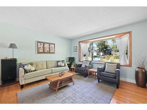 627 78 Avenue Nw, Calgary, AB - Indoor Photo Showing Living Room