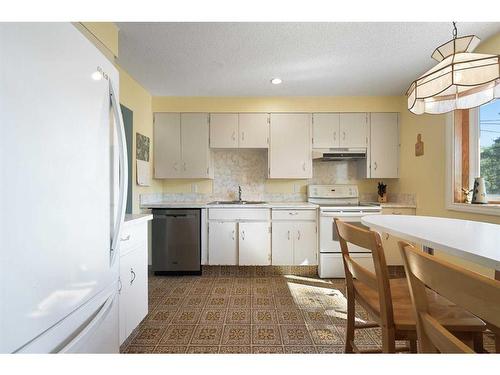 627 78 Avenue Nw, Calgary, AB - Indoor Photo Showing Kitchen