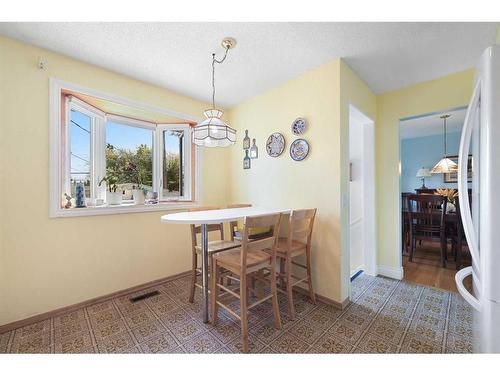 627 78 Avenue Nw, Calgary, AB - Indoor Photo Showing Dining Room