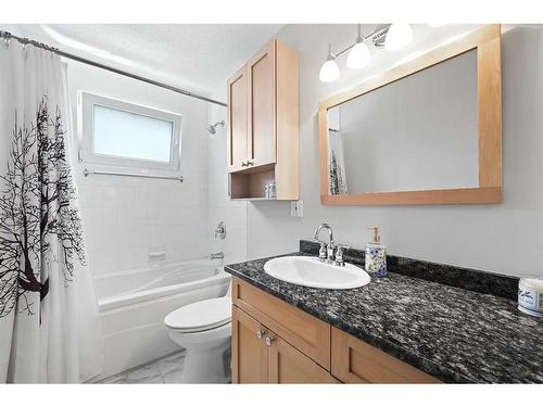 627 78 Avenue Nw, Calgary, AB - Indoor Photo Showing Bathroom